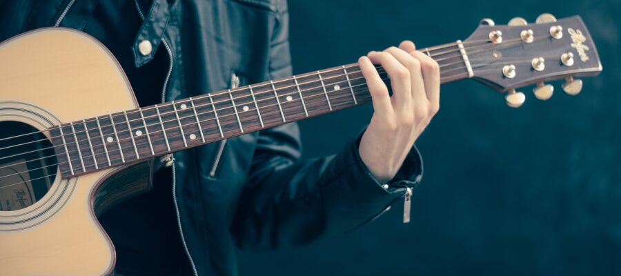 https://pixabay.com/photos/guitar-guitarist-music-756326/
