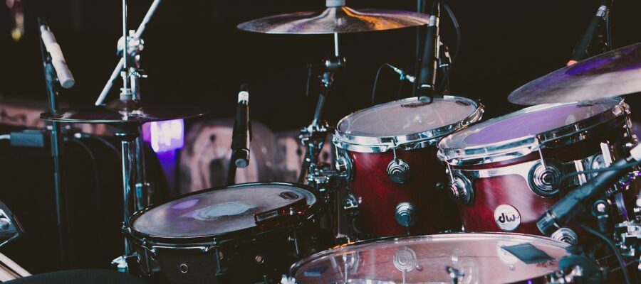 https://pixabay.com/photos/drum-set-drums-musical-instruments-1839383/
