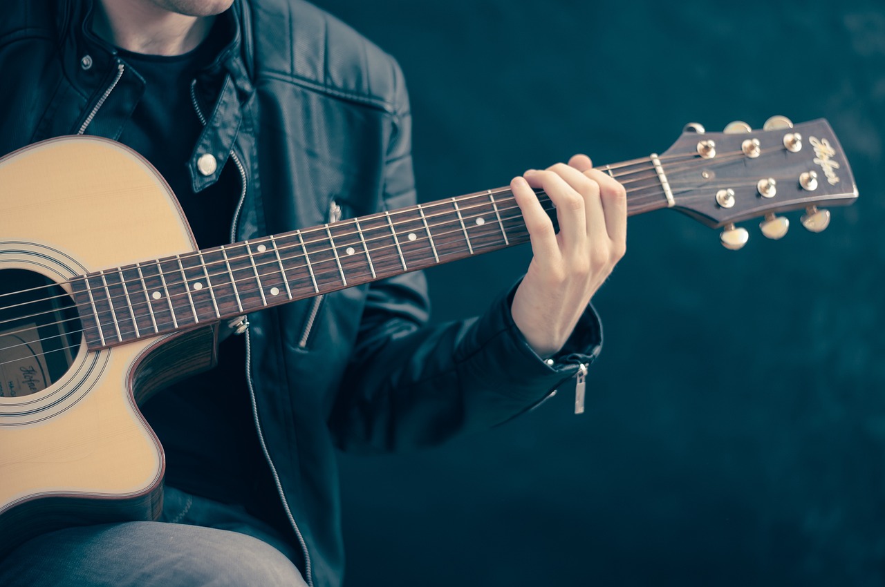 https://pixabay.com/photos/guitar-guitarist-music-756326/