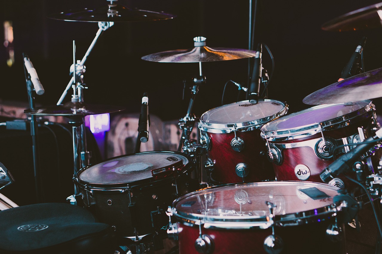 https://pixabay.com/photos/drum-set-drums-musical-instruments-1839383/
