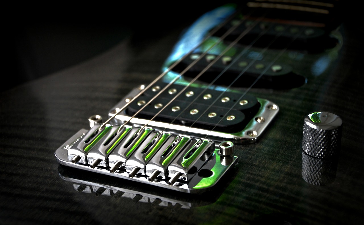 https://pixabay.com/photos/guitar-electric-guitar-2626339/