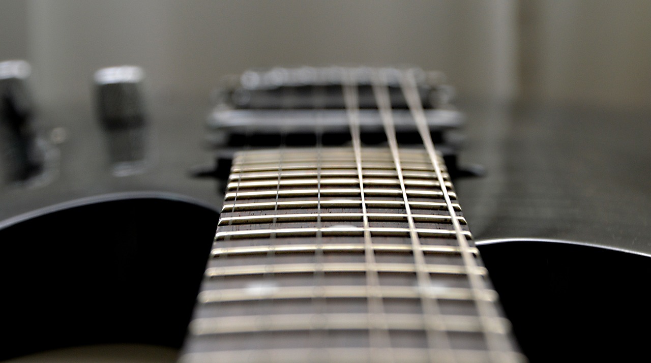 https://pixabay.com/photos/guitar-electric-guitar-2816248/